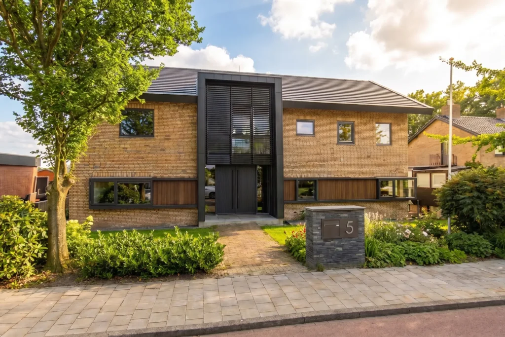 voorgevel met zwart entreekader en horizontaal strookraam