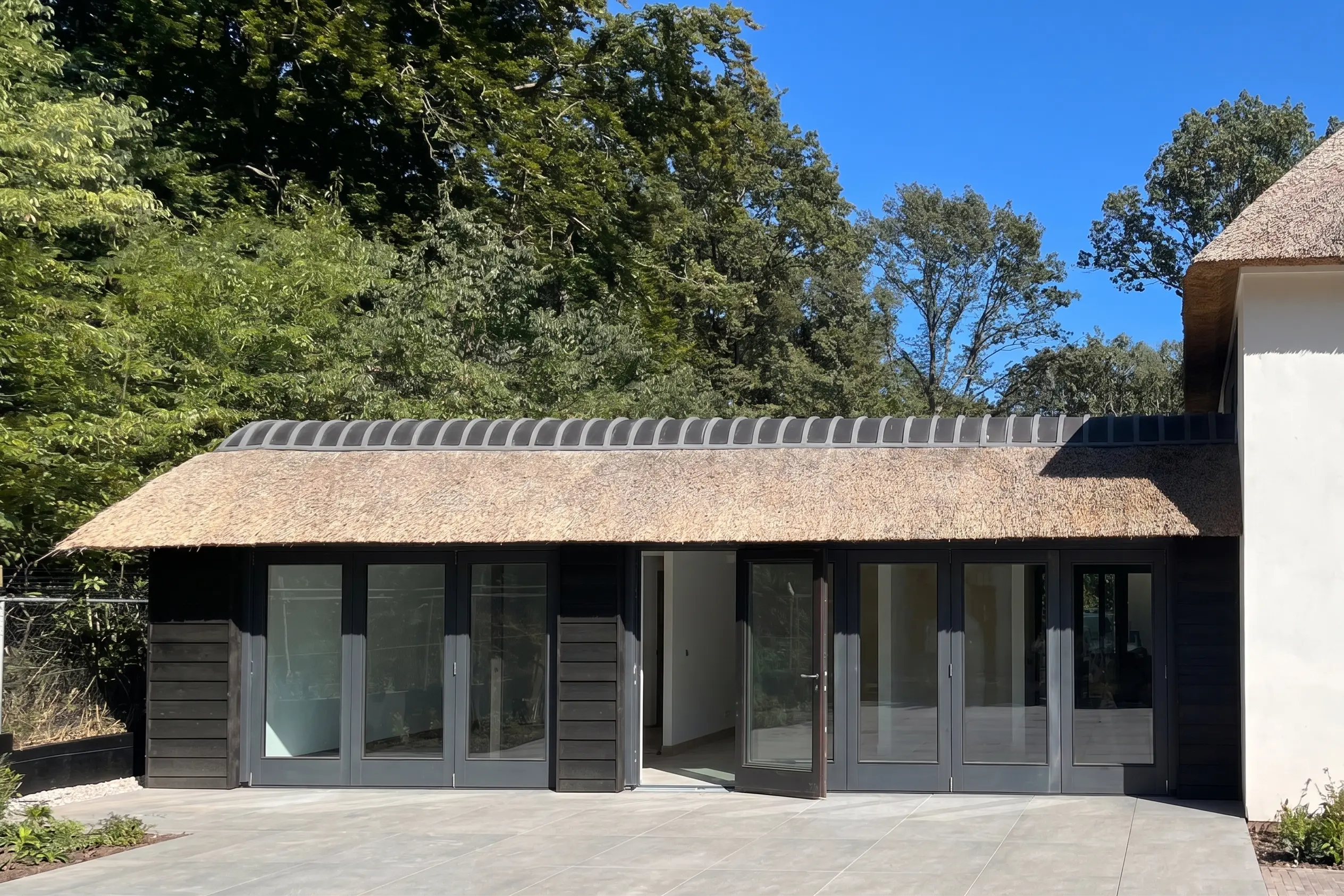 Eenlaagse uitbreiding met vouwwand toegang wellness villa Blaricum