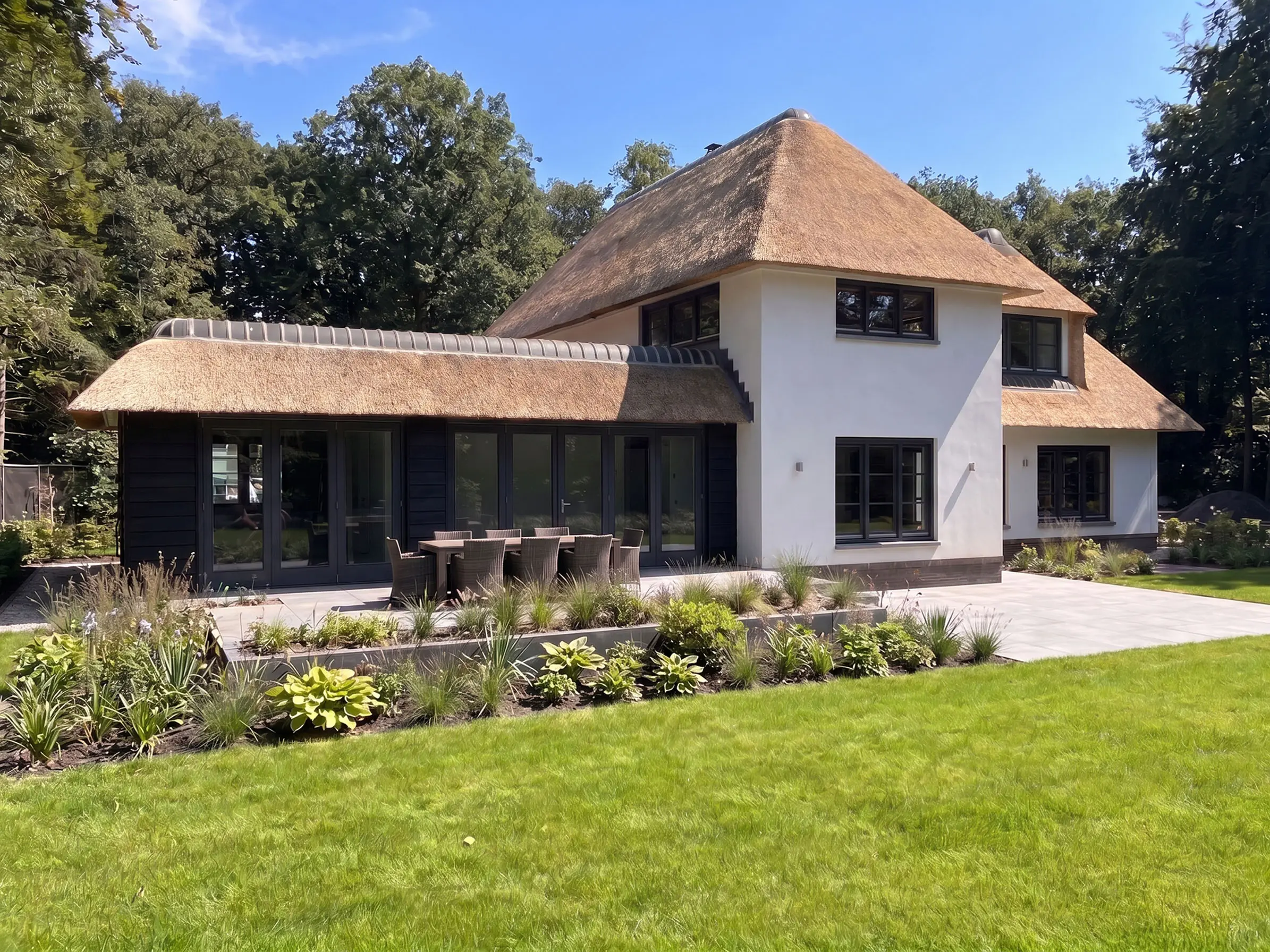 Eindresultaat verbouwing rietgedekte villa Blaricum