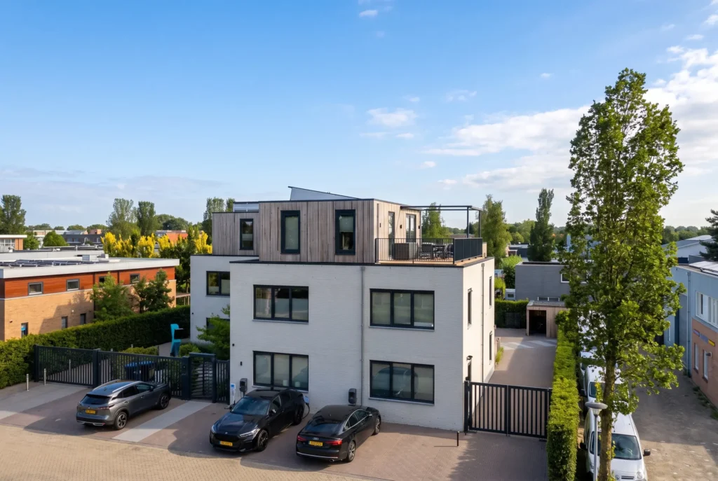 Luchtfoto geschakelde houten dakopbouw op kantoorpand in Zeewolde