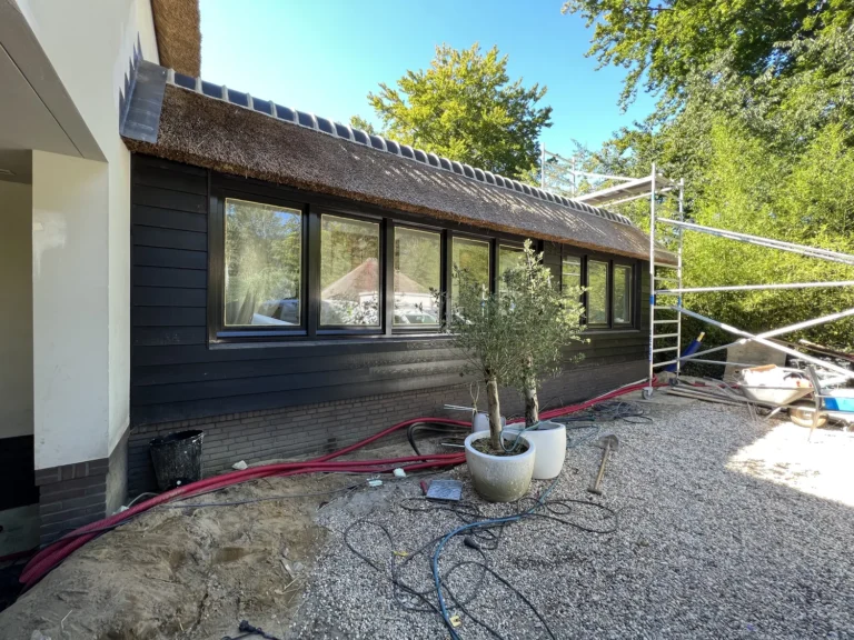 Uitbouw aan de achterzijde met openslaande deuren naar de tuin