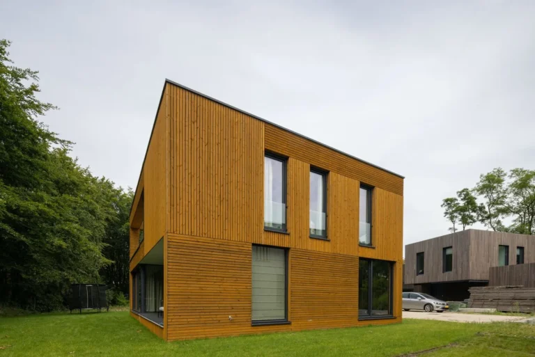 Bosvilla in Almere Duin met ruime tuin en terras