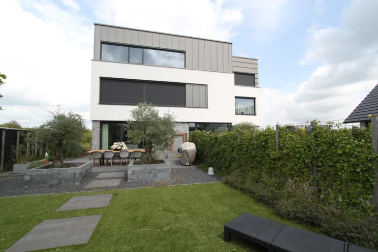 Woonhuis voor drie huishoudens aan het water in Noorderplassen, Almere