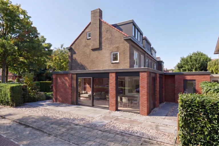 Vrijstaande garage en berging passend bij de architectuur van de woning