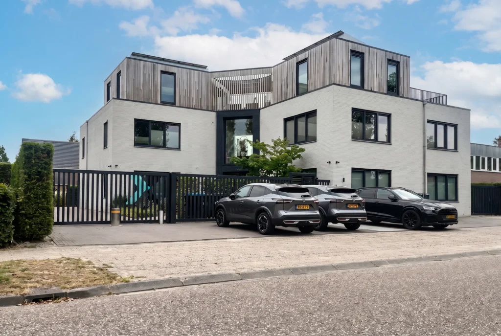 Voorgevel geschakelde houten dakopbouw op kantoorpand in Zeewolde