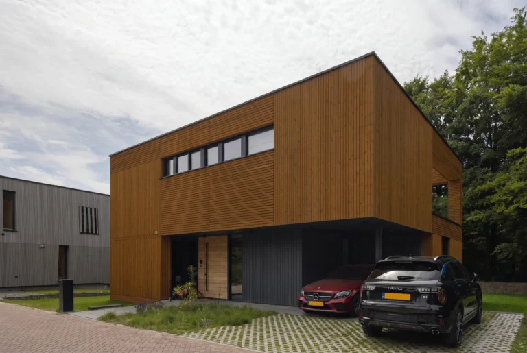 Vrijstaande bosvilla met overdekte entree en carport in Almere Duin