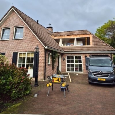 Portfolio project van woning met dakopbouw in uitvoering, waarbij extra woonruimte wordt gerealiseerd boven de bestaande kap.