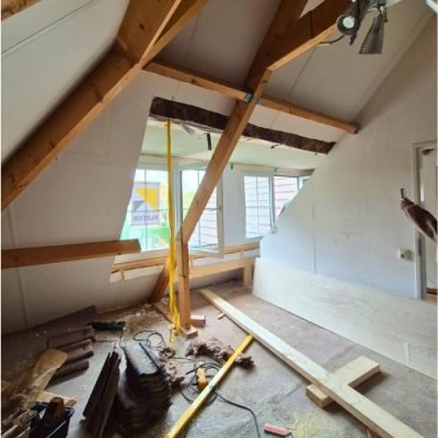 Portfolio project van zolderverbouwing in uitvoering met constructieve aanpassingen en nieuwe raamopeningen.