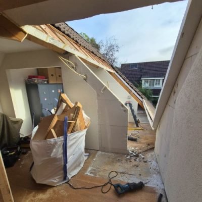 Portfolio project van zolderverbouwing in uitvoering met aangepaste dakconstructie en uitbreiding van de leefruimte.